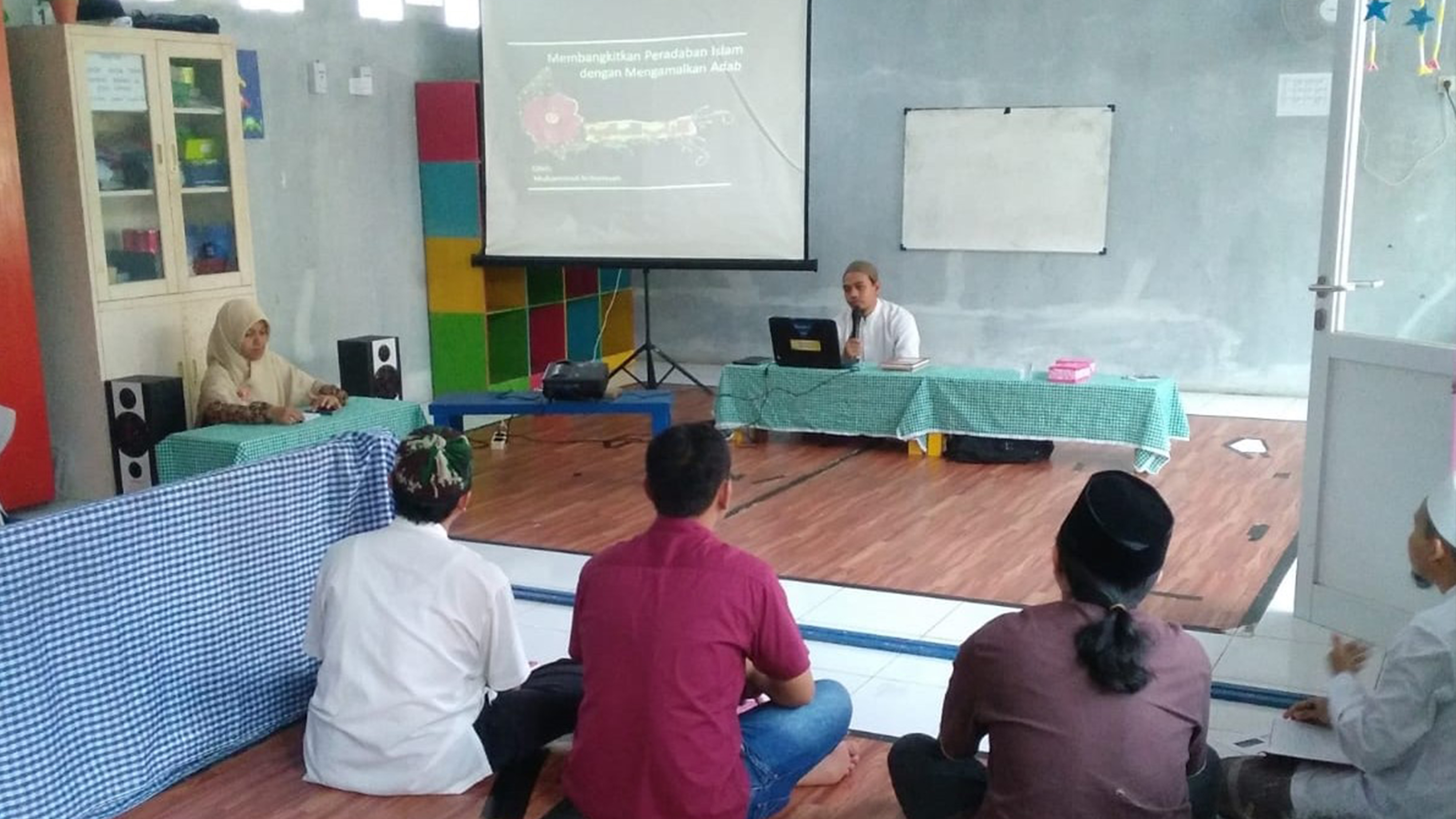 Anakku, ketaatanmu pada Allah adalah hadiah terindah buat ayah dan bunda!"